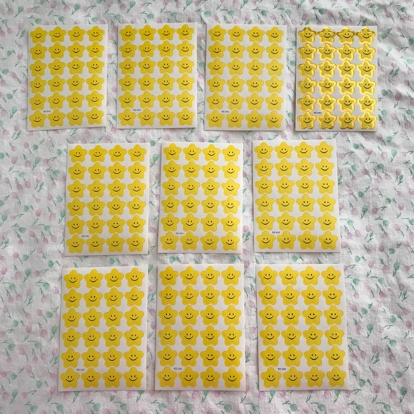 NEW 240 Pcs 10 Sheets Yellow Star Smiley Face Sticker Set - Picture 1 of 2